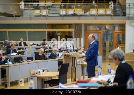 20 novembre 2020, Sassonia-Anhalt, Magdeburgo: Reiner Haseloff (r., CDU), primo ministro dello Stato di Sassonia-Anhalt, si rivolge ai membri del parlamento nella sala plenaria. I deputati al Parlamento europeo discutono delle misure adottate dalle autorità di sicurezza contro le dimostrazioni di "pensatori laterali" e di altri oppositori della politica della corona, nonché degli aiuti economici alle imprese colpite da restrizioni della corona. Foto: Klaus-Dietmar Gabbert/dpa-Zentralbild/dpa Foto Stock