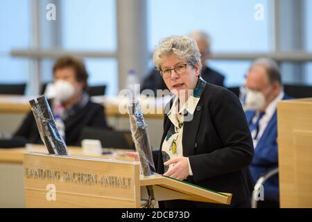 20 novembre 2020, Sassonia-Anhalt, Magdeburgo: Anne-Marie Keding (CDU), ministro della Giustizia e dell'uguaglianza della Sassonia-Anhalt, si rivolge ai deputati della sala plenaria. Gli eurodeputati discutono delle misure adottate dalle autorità di sicurezza contro i demoni di "pensatori laterali" e di altri oppositori della politica della corona, nonché degli aiuti economici alle imprese colpite da restrizioni della corona. Foto: Klaus-Dietmar Gabbert/dpa-Zentralbild/dpa Foto Stock