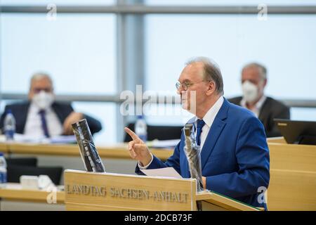 20 novembre 2020, Sassonia-Anhalt, Magdeburgo: Reiner Haseloff (CDU), primo ministro della Sassonia-Anhalt, si rivolge ai membri del parlamento nella sala plenaria. I deputati al Parlamento europeo discutono delle misure adottate dalle autorità di sicurezza contro le dimostrazioni di "pensatori laterali" e di altri oppositori della politica della corona, nonché degli aiuti economici alle imprese colpite da restrizioni della corona. Foto: Klaus-Dietmar Gabbert/dpa-Zentralbild/dpa Foto Stock