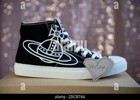 Sneaker Vivienne Westwood Vegan Plimsoll con logo Orb. Foto Stock