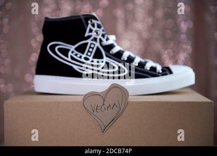 Sneaker Vivienne Westwood Vegan Plimsoll con logo Orb. Foto Stock