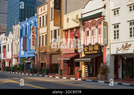 Una fila di negozi colorati in South Bridge Road, Chinatown, Singapore Foto Stock