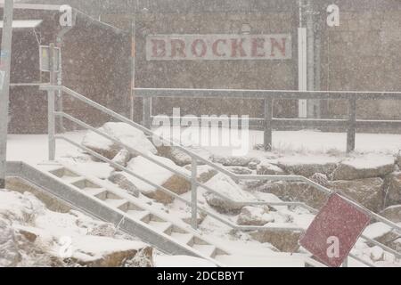 20 novembre 2020, Sassonia-Anhalt, Schierke: Vista sulla stazione ferroviaria di Brocken. I primi fiocchi di neve della stagione sono caduti sul Brocken. La cima Brocken si trova sotto un sottile strato di neve. Nei prossimi giorni si prevede più nevicate nelle altitudini più elevate dei monti Harz. Foto: Mathias Bein/dpa-Zentralbild/dpa Foto Stock