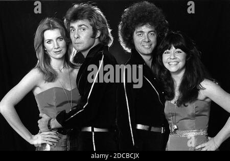 Foto non datata della band pop Guys 'n' Dolls con (da sinistra a destra) Julie Forsyth, Dominic Grant, Paul Griggs e Martine Richardson. La cantante Dominic Grant, che faceva parte del gruppo pop degli anni '70 Guys 'n' Dolls insieme a sua moglie Julie Forsyth - figlia dell'intrattenitore Sir Bruce - è morta all'età di 71 anni. Foto Stock