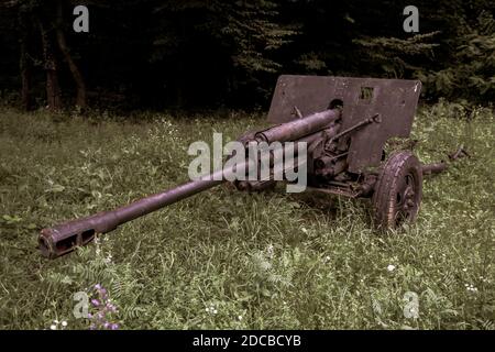 Cannone militare decorativo / camion utilizzato in guerra Foto Stock