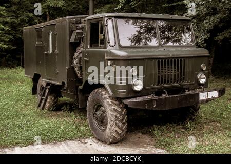 Cannone militare decorativo / camion utilizzato in guerra Foto Stock