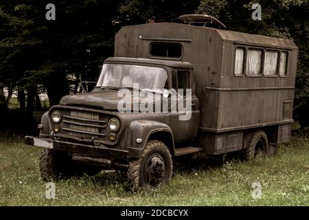 Cannone militare decorativo / camion utilizzato in guerra Foto Stock