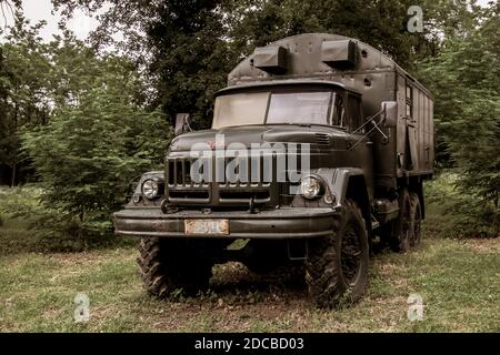 Cannone militare decorativo / camion utilizzato in guerra Foto Stock