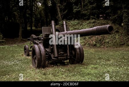 Cannone militare decorativo / camion utilizzato in guerra Foto Stock