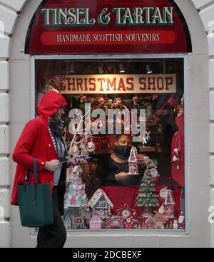 Lyndsey McDermott ordina una vetrina al suo negozio di Natale, Tinsel & Tartan in Stirling. Il negozio chiuderà oggi a causa delle ultime restrizioni con la sua attività online per continuare. Undici aree del consiglio locale in Scozia si sposteranno nelle restrizioni di livello 4 a partire dalle 18:00 del venerdì per rallentare la diffusione del coronavirus. Foto Stock