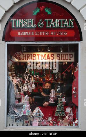 Lyndsey McDermott ordina una vetrina al suo negozio di Natale, Tinsel & Tartan in Stirling. Il negozio chiuderà oggi a causa delle ultime restrizioni con la sua attività online per continuare. Undici aree del consiglio locale in Scozia si sposteranno nelle restrizioni di livello 4 a partire dalle 18:00 del venerdì per rallentare la diffusione del coronavirus. Foto Stock