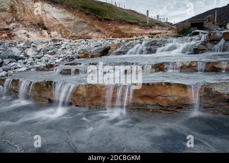 Piattaforme rocciose sulla spiaggia di Monknash sulla costa di Glamorgan, Galles del Sud Foto Stock