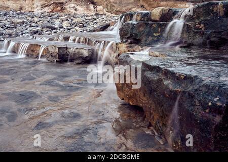 Piattaforme rocciose sulla spiaggia di Monknash sulla costa di Glamorgan, Galles del Sud Foto Stock