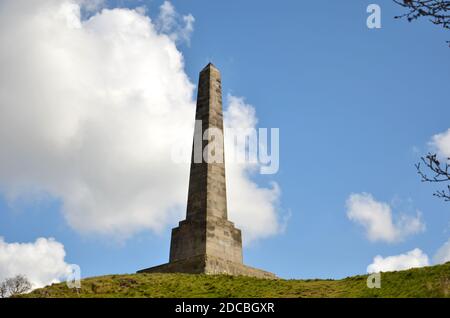 Favoloso monumento di Lilleshall, Newport, Shropshire , che guarda verso l'alto contro un cielo blu profondo con bianche nuvole soffici in una giornata di sole