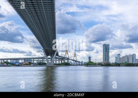 Grande ponte sospeso sul fiume Chao Phraya Foto Stock