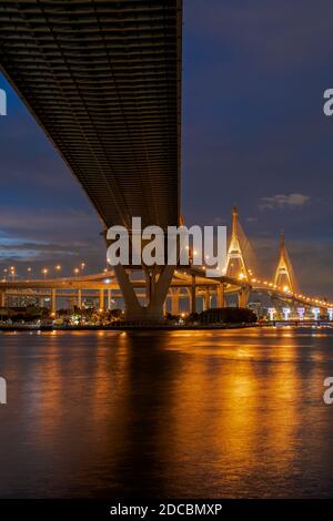 Grande ponte sospeso sul fiume Chao Phraya al crepuscolo Foto Stock