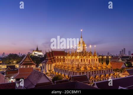 Loha Prasat o il Monastero del Castello di ferro al tempio di Wat Ratchanatdaram, su Ratchadamnoen Avenue durante la mattina, Bangkok, Thailandia Foto Stock