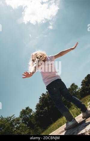 Felice bambino con le mani nell'aria Foto Stock