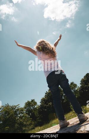 Felice bambino con le mani nell'aria Foto Stock