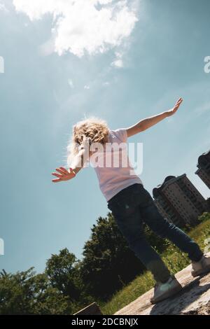 Felice bambino con le mani nell'aria Foto Stock