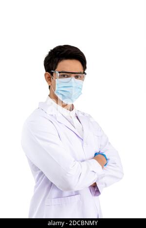 Ritratto di sicuro ricercatore asiatico scienziato medico indossando maschera chirurgica e occhiali di protezione in piedi braccia incrociate isolate che Foto Stock
