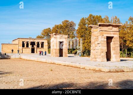 Madrid, Spagna - 18 ottobre 2020: Tempio di Debod una bella giornata d'autunno. Un famoso punto di riferimento nella città di Madrid Foto Stock