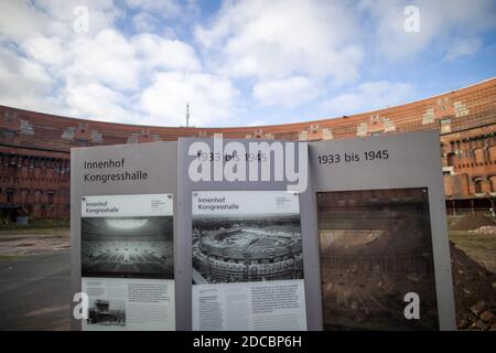 Norimberga, Germania. 20 Nov 2020. Vista delle informazioni stele nella Sala dei Congressi sul terreno dell'ex partito nazista Rally. Credit: Daniel Karmann/dpa/Alamy Live News Foto Stock