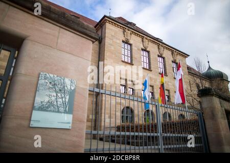 Norimberga, Germania. 20 Nov 2020. Il "Memorium Norimberga Trials" può essere letto su un cartello all'ingresso del museo omonimo presso la Corte Regionale di Norimberga-Fürth. Dopo la fine della seconda guerra mondiale, il mondo guardò alla corte 600. Fino al 1949, i processi di Norimberga si svolsero nella sala di oggi della giuria. Oggi ricorre il 75° anniversario dell'inizio dei processi di Norimberga. Credit: Daniel Karmann/dpa/Alamy Live News Foto Stock