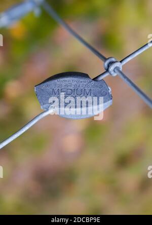 Close-up di un Gripple filo joiner attaccato ad un filo di acciaio scherma. Foto Stock