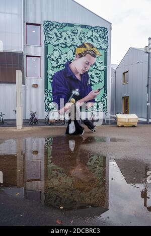 Hackney Wick, Londra, Regno Unito - Novembre 2020 : murale d'arte di BUSK per il festival murale di Londra, spazio di lavoro aziendale di Hackney Bridge Foto Stock