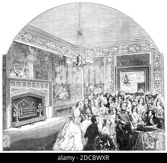 La Sala degli Arazzi, Palazzo di San Giacomo, 1844. "La nostra incisione rappresenta la Sala degli Arazzi, recentemente ristrutturata; con la forma di "circolare di Corte" che riporta i nomi dell'azienda, come passano al salotto". Da "Illustrated London News", 1844, Vol I. Foto Stock