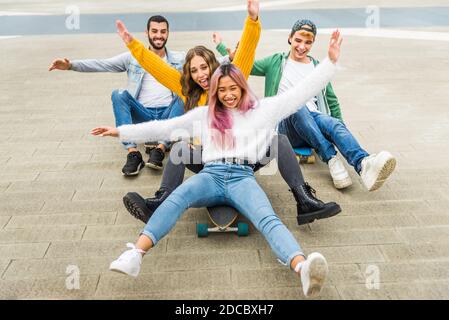 Happy Young people meeting outdoor - Gruppo di allegri adolescenti che si divertono, concetti su adolescenza, stile di vita e generazione z Foto Stock