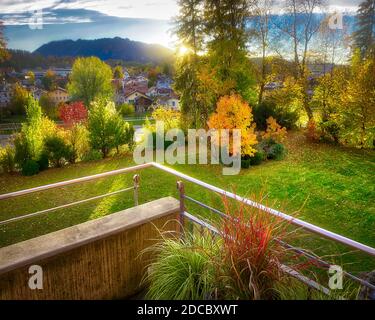 DE - Baviera: giardino privato con Blomberg in background a Bad Toelz (HDR-immagine) Foto Stock