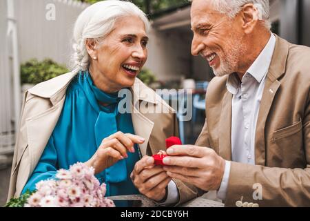 Bella coppia senior dating all'aperto - Coppia matura che celebra la proposta di matrimonio, concetti su anziani e stile di vita Foto Stock
