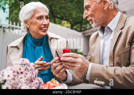 Bella coppia senior dating all'aperto - Coppia matura che celebra la proposta di matrimonio, concetti su anziani e stile di vita Foto Stock