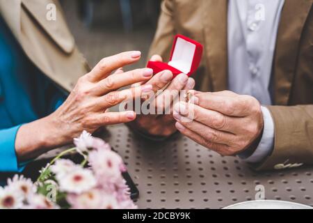 Bella coppia senior dating all'aperto - Coppia matura che celebra la proposta di matrimonio, concetti su anziani e stile di vita Foto Stock