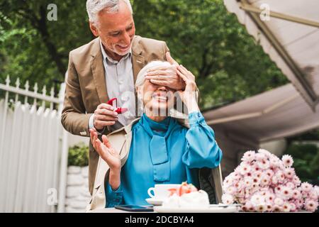 Bella coppia senior dating all'aperto - Coppia matura che celebra la proposta di matrimonio, concetti su anziani e stile di vita Foto Stock