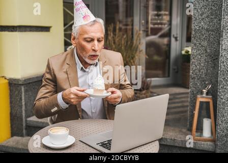 Allegro cele dell'uomo anziano Foto Stock