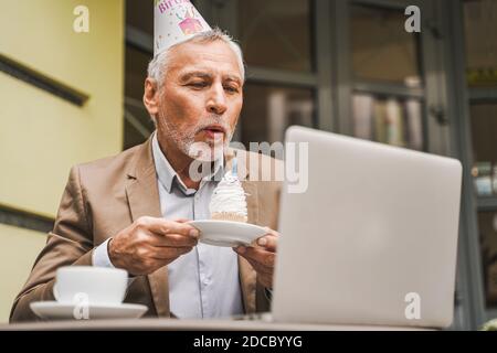 Allegro cele dell'uomo anziano Foto Stock