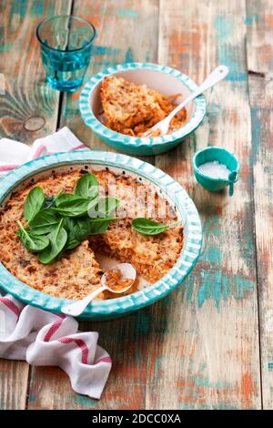 Casseruola con cavolo, carne, pomodoro e formaggio, fuoco selettivo Foto Stock