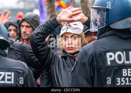 18 novembre 2020, Berlino, impressione della demo anti-corona, che è stata di nuovo iniziata dal movimento di pensiero laterale. Nonostante il divieto delle dimostrazioni, diverse migliaia di manifestanti si sono riuniti, soprattutto senza protezione bocca/naso o maschera e in mancanza di rispetto delle regole di distanza intorno al traguardo di Brandeburgo e lungo la Strasse des 17. Juni, per dimostrare contro le misure Corona e l'Infection Protection Act. Nonostante le ripetute richieste della polizia di rompere il raduno, la maggior parte dei dimostranti è rimasta impressa. La polizia ha usato cannoni ad acqua per la prima volta in SEV Foto Stock