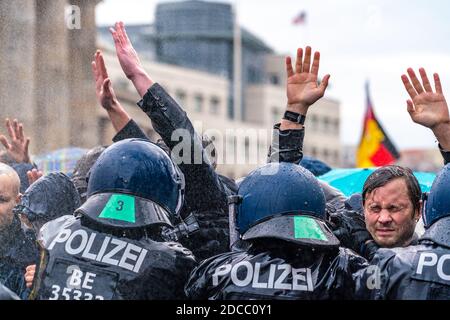 18 novembre 2020, Berlino, impressione della demo anti-corona, che è stata di nuovo iniziata dal movimento di pensiero laterale. Nonostante il divieto delle dimostrazioni, diverse migliaia di manifestanti si sono riuniti, soprattutto senza protezione bocca/naso o maschera e in mancanza di rispetto delle regole di distanza intorno al traguardo di Brandeburgo e lungo la Strasse des 17. Juni, per dimostrare contro le misure Corona e l'Infection Protection Act. Nonostante le ripetute richieste della polizia di rompere il raduno, la maggior parte dei dimostranti è rimasta impressa. La polizia ha usato cannoni ad acqua per la prima volta in SEV Foto Stock