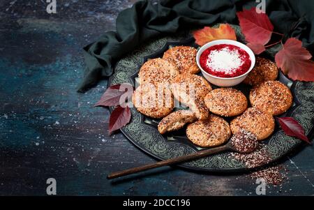 Pane piatto con zaatar e yogurt con sumac, fuoco selettivo Foto Stock