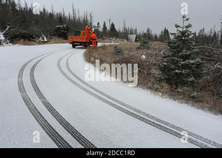 Schierke, Germania. 20 Nov 2020. Un veicolo della Kreisstraßenmeisterei sta guidando sul Brockenstraße e i primi fiocchi di neve della stagione sono arrivati sul Brocken. La cima di Brocken è sotto un sottile strato di neve. Nei prossimi giorni, più nevicate sono previste nelle montagne di Harz più alte. Credit: Fahren/dpa-Zentralbild/ZB/dpa/Alamy Live News Foto Stock