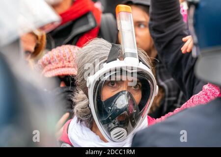 18 novembre 2020, Berlino, impressione della demo anti-corona, che è stata di nuovo iniziata dal movimento di pensiero laterale. Nonostante il divieto delle dimostrazioni, diverse migliaia di manifestanti si sono riuniti, soprattutto senza protezione bocca/naso o maschera e in mancanza di rispetto delle regole di distanza intorno al traguardo di Brandeburgo e lungo la Strasse des 17. Juni, per dimostrare contro le misure Corona e l'Infection Protection Act. Nonostante le ripetute richieste della polizia di rompere il raduno, la maggior parte dei dimostranti è rimasta impressa. La polizia ha usato cannoni ad acqua per la prima volta in SEV Foto Stock