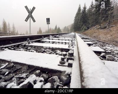 Schierke, Germania. 20 Nov 2020. La neve copre le tracce del Brockenbahn. I primi fiocchi di neve della stagione sono arrivati sul Brocken. La cima Brocken si trova sotto un sottile strato di neve. Nei prossimi giorni, più nevicate sono previste nelle montagne di Harz più alte. Credit: Fahren/dpa-Zentralbild/ZB/dpa/Alamy Live News Foto Stock