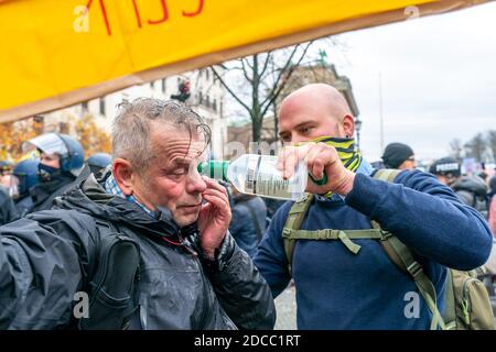 18 novembre 2020, Berlino, impressione della demo anti-corona, che è stata di nuovo iniziata dal movimento di pensiero laterale. Nonostante il divieto delle dimostrazioni, diverse migliaia di manifestanti si sono riuniti, soprattutto senza protezione bocca/naso o maschera e in mancanza di rispetto delle regole di distanza intorno al traguardo di Brandeburgo e lungo la Strasse des 17. Juni, per dimostrare contro le misure Corona e l'Infection Protection Act. Nonostante le ripetute richieste della polizia di rompere il raduno, la maggior parte dei dimostranti è rimasta impressa. La polizia ha usato cannoni ad acqua per la prima volta in SEV Foto Stock