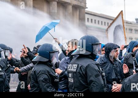 18 novembre 2020, Berlino, impressione della demo anti-corona, che è stata di nuovo iniziata dal movimento di pensiero laterale. Nonostante il divieto delle dimostrazioni, diverse migliaia di manifestanti si sono riuniti, soprattutto senza protezione bocca/naso o maschera e in mancanza di rispetto delle regole di distanza intorno al traguardo di Brandeburgo e lungo la Strasse des 17. Juni, per dimostrare contro le misure Corona e l'Infection Protection Act. Nonostante le ripetute richieste della polizia di rompere il raduno, la maggior parte dei dimostranti è rimasta impressa. La polizia ha usato cannoni ad acqua per la prima volta in SEV Foto Stock