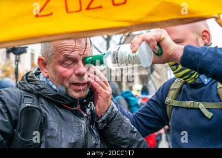 18 novembre 2020, Berlino, impressione della demo anti-corona, che è stata di nuovo iniziata dal movimento di pensiero laterale. Nonostante il divieto delle dimostrazioni, diverse migliaia di manifestanti si sono riuniti, soprattutto senza protezione bocca/naso o maschera e in mancanza di rispetto delle regole di distanza intorno al traguardo di Brandeburgo e lungo la Strasse des 17. Juni, per dimostrare contro le misure Corona e l'Infection Protection Act. Nonostante le ripetute richieste della polizia di rompere il raduno, la maggior parte dei dimostranti è rimasta impressa. La polizia ha usato cannoni ad acqua per la prima volta in SEV Foto Stock