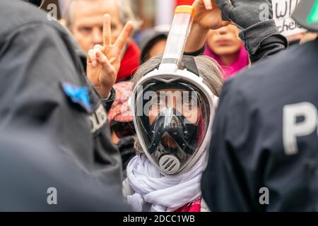 18 novembre 2020, Berlino, impressione della demo anti-corona, che è stata di nuovo iniziata dal movimento di pensiero laterale. Nonostante il divieto delle dimostrazioni, diverse migliaia di manifestanti si sono riuniti, soprattutto senza protezione bocca/naso o maschera e in mancanza di rispetto delle regole di distanza intorno al traguardo di Brandeburgo e lungo la Strasse des 17. Juni, per dimostrare contro le misure Corona e l'Infection Protection Act. Nonostante le ripetute richieste della polizia di rompere il raduno, la maggior parte dei dimostranti è rimasta impressa. La polizia ha usato cannoni ad acqua per la prima volta in SEV Foto Stock